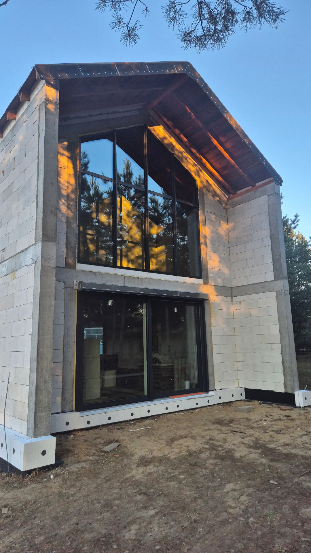 Duże przeszklenia aluminiowe w nowoczesnym domu