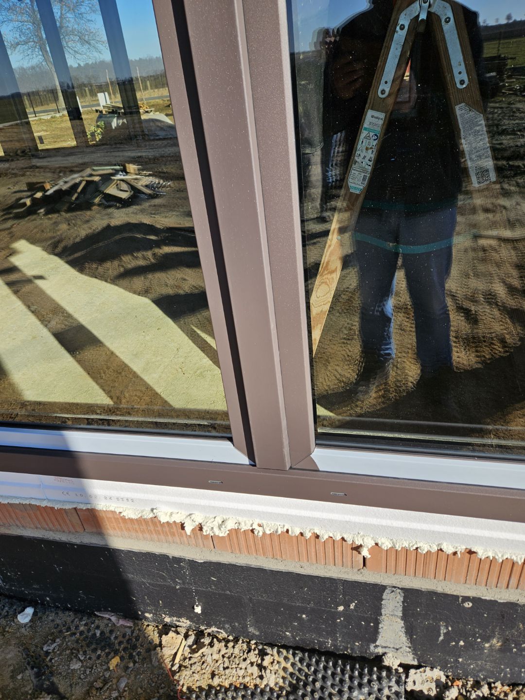 Detal montażowy ramy aluminiowej w kolorze brązowym